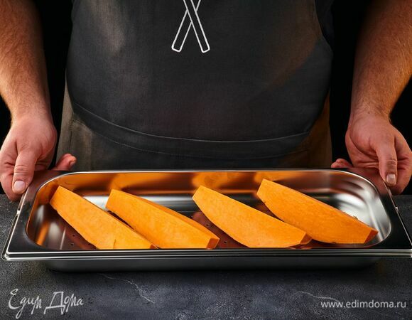 Нарежьте батат на четвертинки.