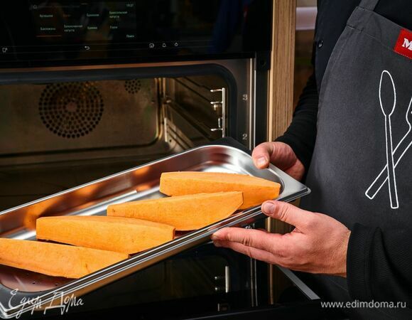 Поместите батат в перфорированный контейнер. На комби-пароварке Miele выберите автоматическую программу «Овощи» — «Батат», установите контейнер в прибор.<br />
В обычной духовке запекайте батат при 180°С около 30 минут.<br />
Готовый батат и сливки пробейте блендером до однородности.