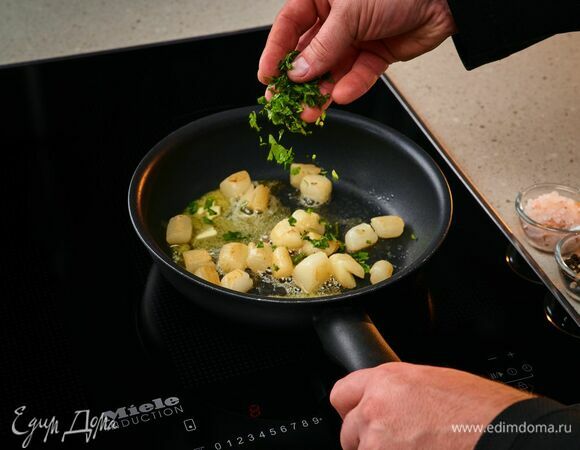 Затем обсушите гребешки бумажными полотенцами и быстро обжарьте на сливочном масле с рубленой кинзой на высоком огне, в конце приправив солью и черным перцем.