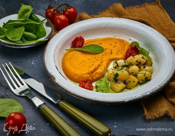 Подавайте гребешки с пюре из батата, украсив зеленью.