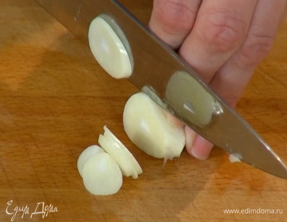 Чеснок почистить и мелко порубить.