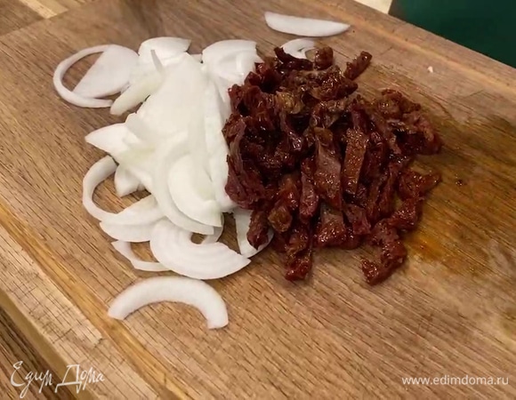 Вяленые помидоры нарезать кусочками.