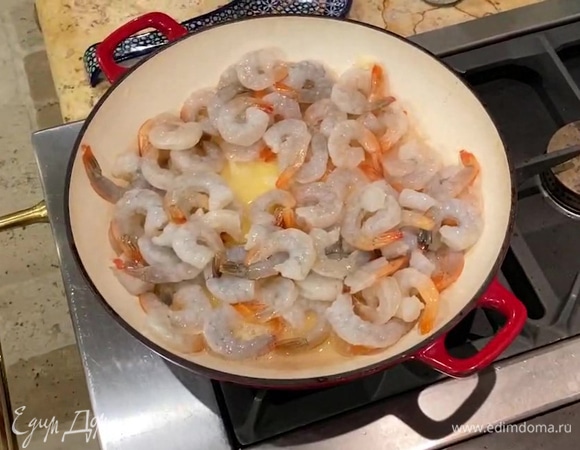 Разогреть в сковороде по 1 ст. ложке сливочного и оливкового масла, слегка обжарить чеснок, затем добавить креветки, обжарить до готовности и переложить в другую посуду. 