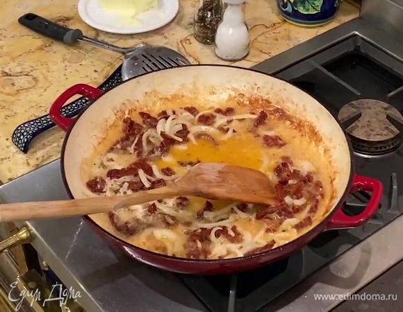 В сковороду выложить оставшееся сливочное масло, нарезанные лук и помидоры, посыпать хлопьями чили, перемешать и немного обжарить, затем влить вино и, помешивая, выпарить его, в конце посолить.     