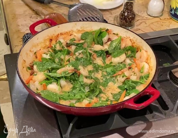 Влить к луку с помидорами сливки, выложить обжаренные креветки и перемешать, затем добавить шпинат и слегка припустить его, посыпать все петрушкой, посыпать смесью перца и снять с огня.