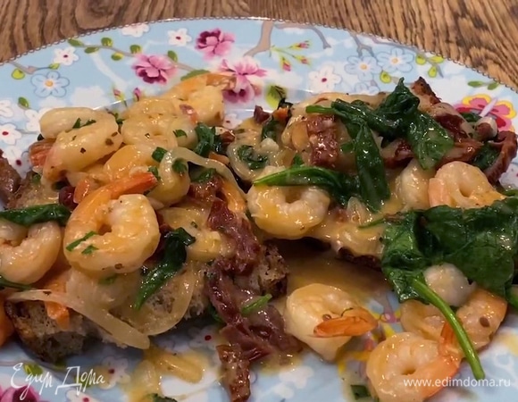 Готовые креветки вместе с соусом выложить на хлеб и подавать.