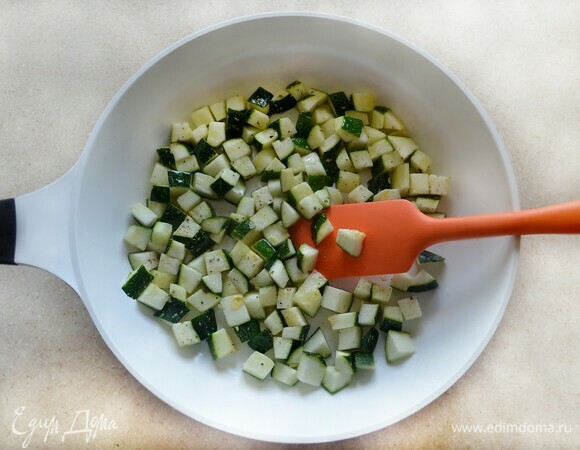 Цукини (у меня 400 г) вымойте и нарежьте небольшими кубиками, слегка посолите и обжаривайте на оливковом масле со всех сторон около 5 минут. Если у цукини кожица толстая и грубая, то ее можно срезать.