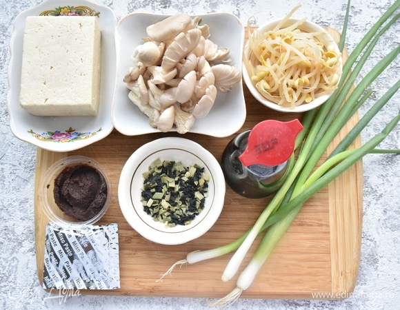 Подготовить продукты. Можно купить готовый набор для мисо-супа с мисо-пастой и водорослями вакаме. Сухие водоросли вакаме замачиваю в воде, чтобы они напитались влагой. Если нет грибов шиитаке, замените их шампиньонами или вешенками.