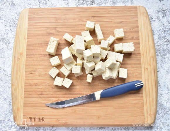 Сыр тофу нарезаю кубиками размером 1х1 см.