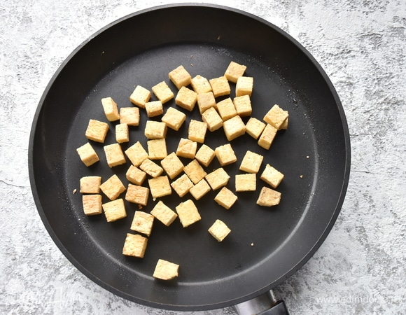 Слегка подсушиваю на сковороде.