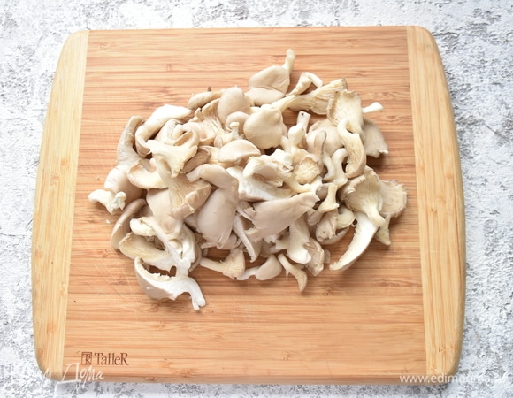 Произвольно нарезаю вешенки.