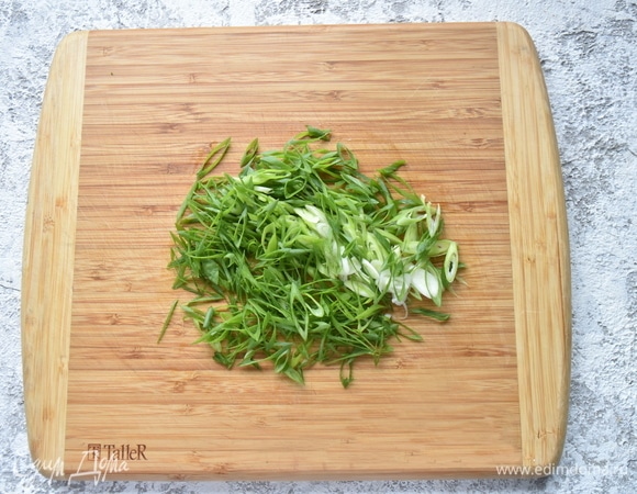 Зеленый лук нарезаю перьями.