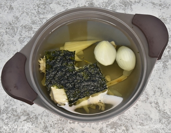 Варю овощной бульон из стебля сельдерея, ножек от вешенок, репчатого лука с добавлением водорослей нори.