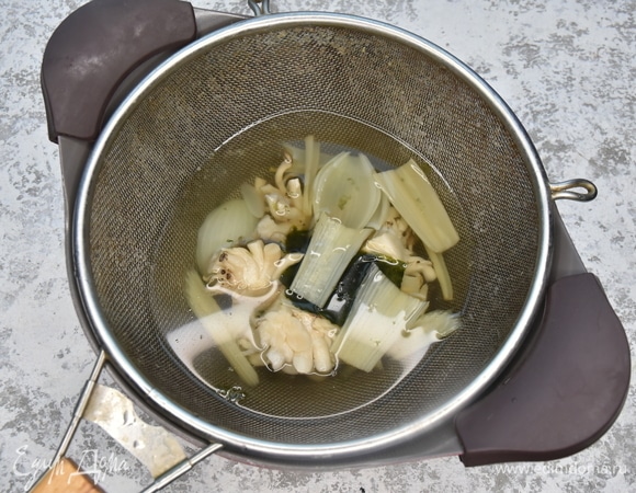 После закипания процеживаю бульон, слегка даю ему остыть.