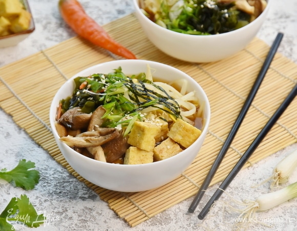 По тарелкам раскладываю кубики тофу, грибы, отжатые от лишней влаги, водоросли вакаме, ростки сои для текстуры. Вливаю бульон. Сверху посыпаю суп зеленым луком и добавляю немного острого перца.