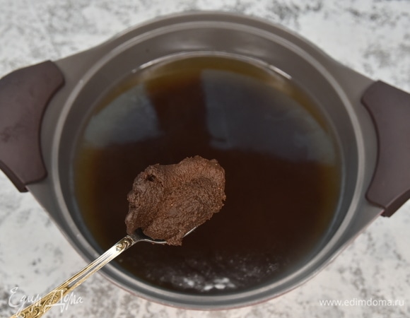 Растворяю в нем подготовленную мисо-пасту. Бульон с растворенной мисо-пастой нельзя кипятить. При необходимости регулирую вкус с помощью соевого соуса.