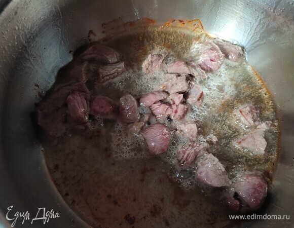 Говядину нарезать небольшими кусочками. Разогреть растительное масло в кастрюле с толстым дном. Партиями на сильном огне обжарить мясо до румяного цвета.