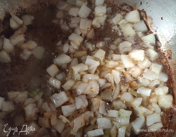 Лук нарезать кубиками и обжарить в той же кастрюле до золотистого цвета.
