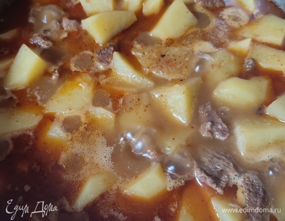 Картофель очистить и нарезать крупными дольками. Добавить его к мясу, влить 500 мл воды. Посолить по вкусу и тушить еще примерно 40 минут.