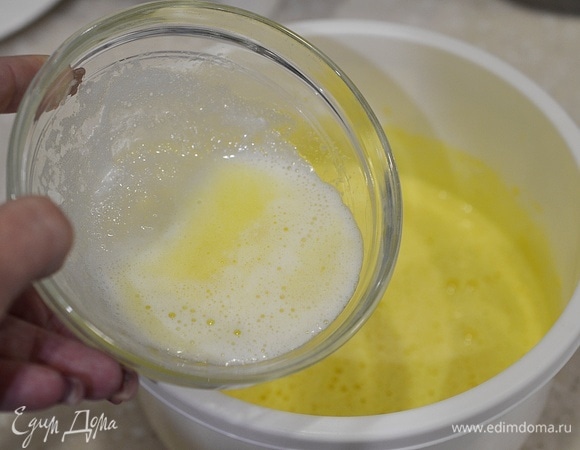 Влейте растопленное сливочное масло.
