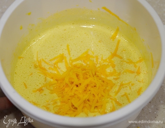 Затем добавьте натертую на терке тыкву. Можно использовать и тыквенное пюре.