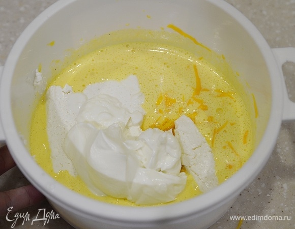 Добавьте сметану.