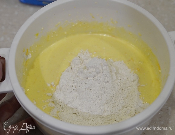 И муку с разрыхлителем. Тесто получается достаточно густым, поэтому муки может понадобиться чуть больше или чуть меньше.
