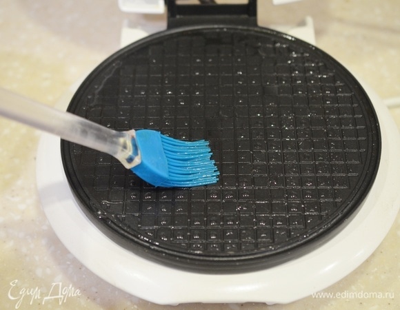 Панели вафельницы смажьте растительным маслом.