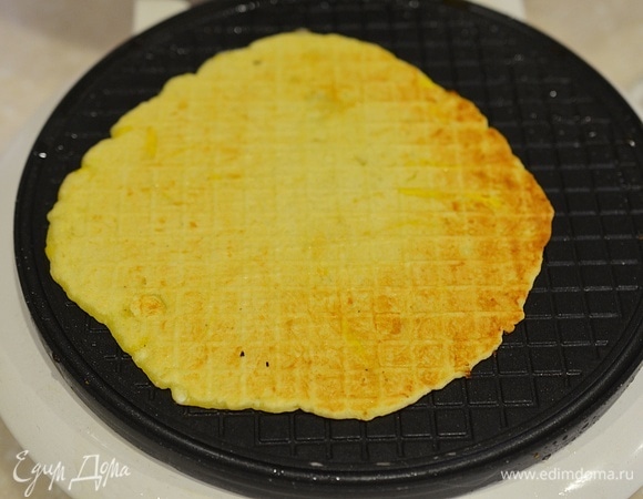 Накройте второй панелью вафельницы и выпекайте около 2 минут.