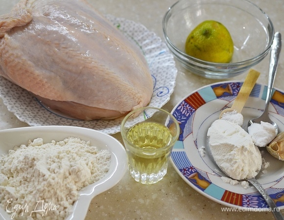 Подготовьте все необходимые продукты. Можно взять филе любых частей курицы (бедра, голени, грудку), а можно, как я, самим сделать филе.