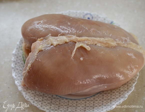 С грудки снимите кожу (из нее потом можно будет сделать чипсы).