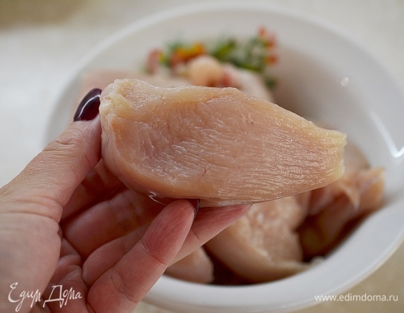 Нарежьте на кусочки среднего размера.