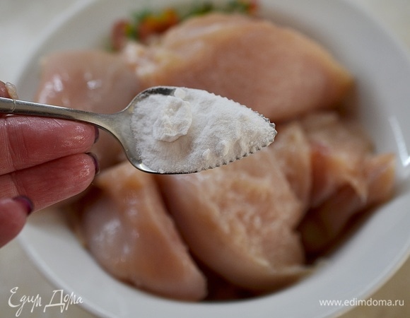 К кусочкам курицы добавьте соду.