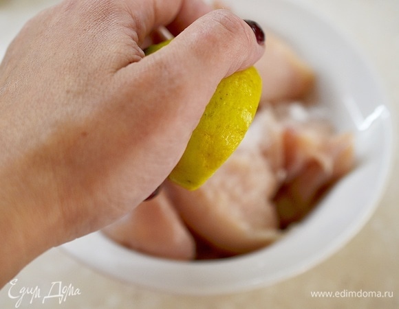 Влейте лимонный сок.