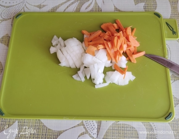 Лук и морковь нарезать кубиками и соломкой.