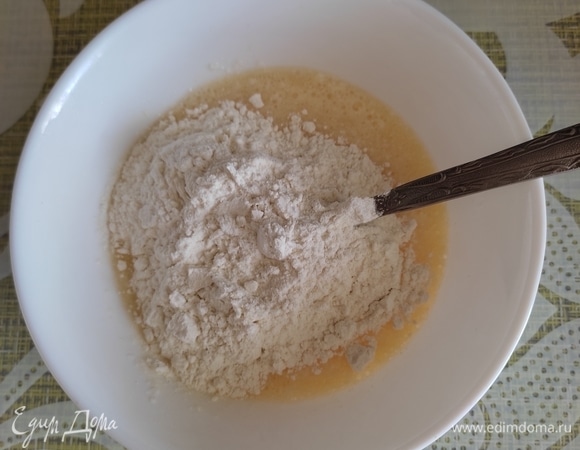 Готовим галушки. Яйцо взбить вилкой до однородности. Добавить сметану, муку и замешать тесто ложкой.