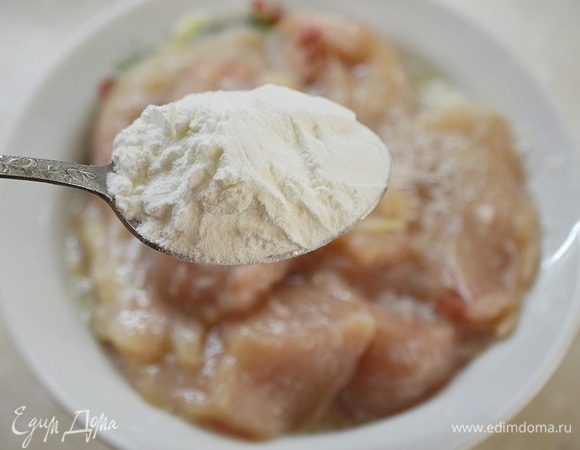 Добавьте крахмал и еще раз перемешайте.