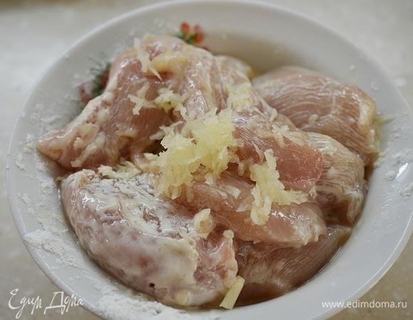 Можно добавить любимых специй. Я добавила измельченный чеснок. Перемешайте и оставьте на 15 минут.