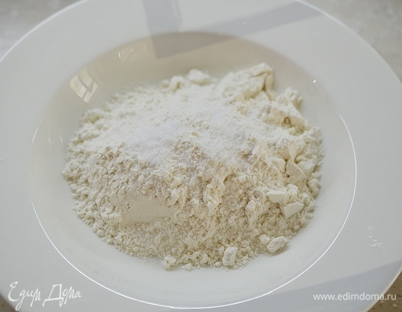 Муку смешайте с солью.