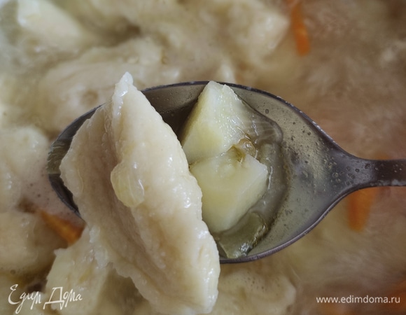 Когда все галушки в супе, добавляем обжаренные овощи. Кипятим около 5–7 минут. Выключаем, накрываем крышкой и даем постоять 10 минут. Подаем с зеленью. Приятного аппетита!