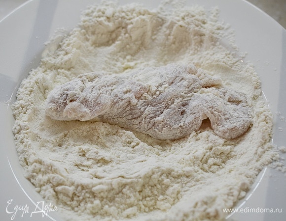 Обваляйте каждый кусочек курицы.