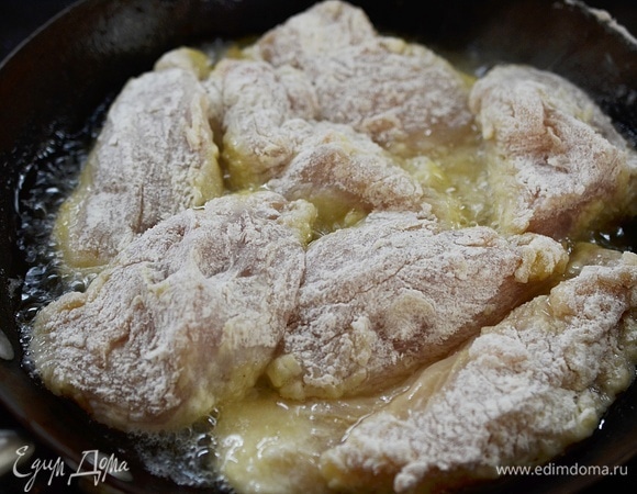 В сковороде разогрейте растительное масло, выкладывайте кусочки курицы и обжаривайте на достаточно сильном огне до готовности, около 10–15 минут.