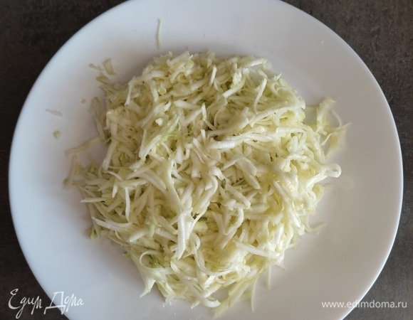 Кабачки очистить, потереть на крупной терке, посолить и дать им постоять минут 10, чтобы дали сок.