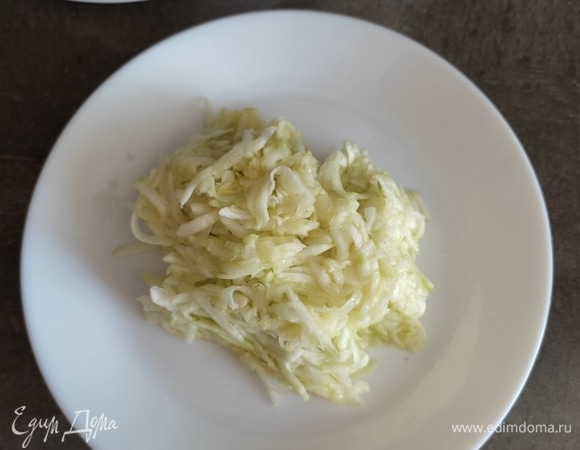 Затем хорошо отжать от лишней жидкости.