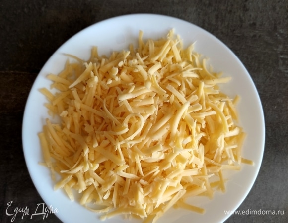 Сыр натереть на крупной терке.