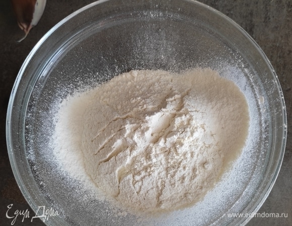 Муку просеять с разрыхлителем.