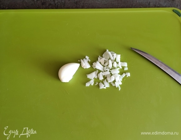 Чеснок мелко порубить.