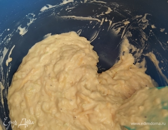 Добавить муку с разрыхлителем. И еще раз перемешать. Тесто по консистенции должно получиться густым, вязким, при перемешивании не должно растекаться. Если жидкое — добавьте немного муки, но не увлекайтесь.