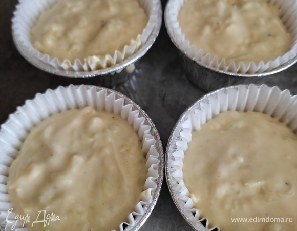 Выкладываем тесто чуть ниже края, кексы хорошо поднимаются. У меня получилось 7 средних кексов.