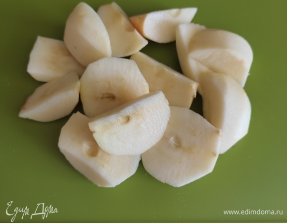 Яблоки помыть, удалить сердцевину, почистить. Из указанного количества оставить 1 среднее яблоко. Остальные нарезать крупными дольками, сложить в чашу и поставить в микроволновку на 3–5 минут. По времени ориентируйтесь на свою микроволновку: яблоки должны стать мягкими и пустить сок.